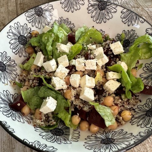 Salade végétarienne diététique au quinoa, pois chiches, à la betterave et feta