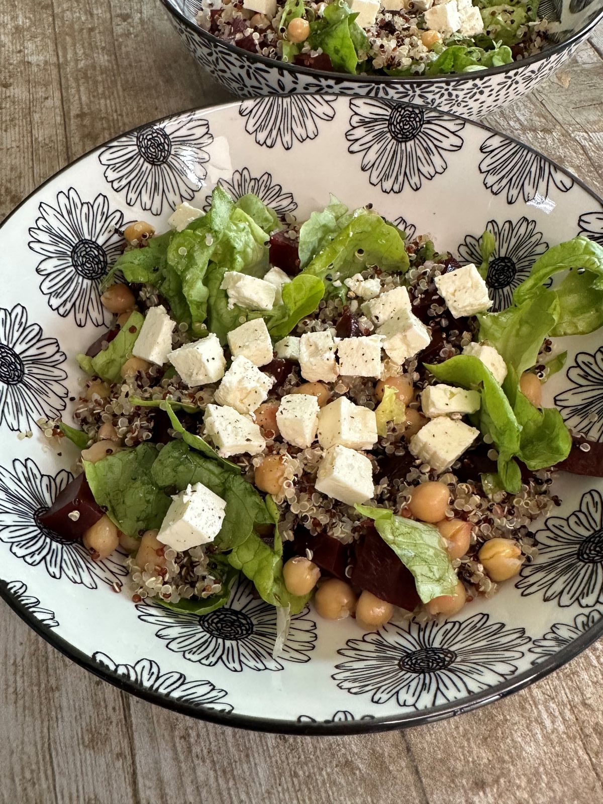 Salade végétarienne diététique au quinoa, pois chiches, à la betterave et feta