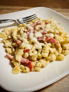 Spaetzle aux lardons et sauce munster