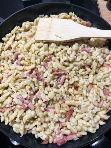 Griller à la poêle les spaetzles avec les lardons