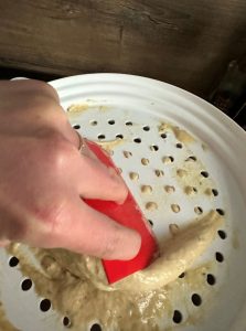 Racler la pâte surla planche