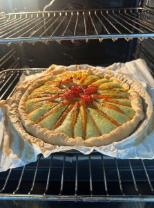 Cuisson de la tarte aux carottes nouvelles et pesto