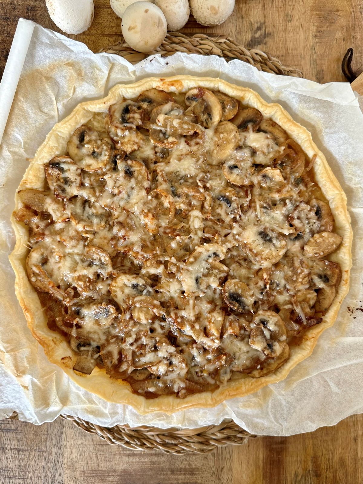 Tarte aux champignons, moutarde et fromage ail et fines herbes