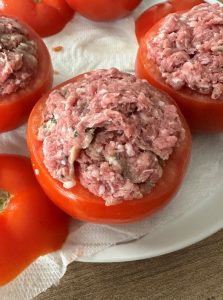 Garnir les tomates de farce à légumes