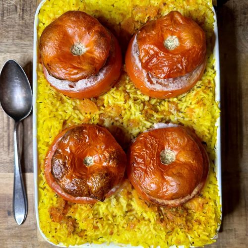 Tomates farcies avec un riz épicé cuit au four