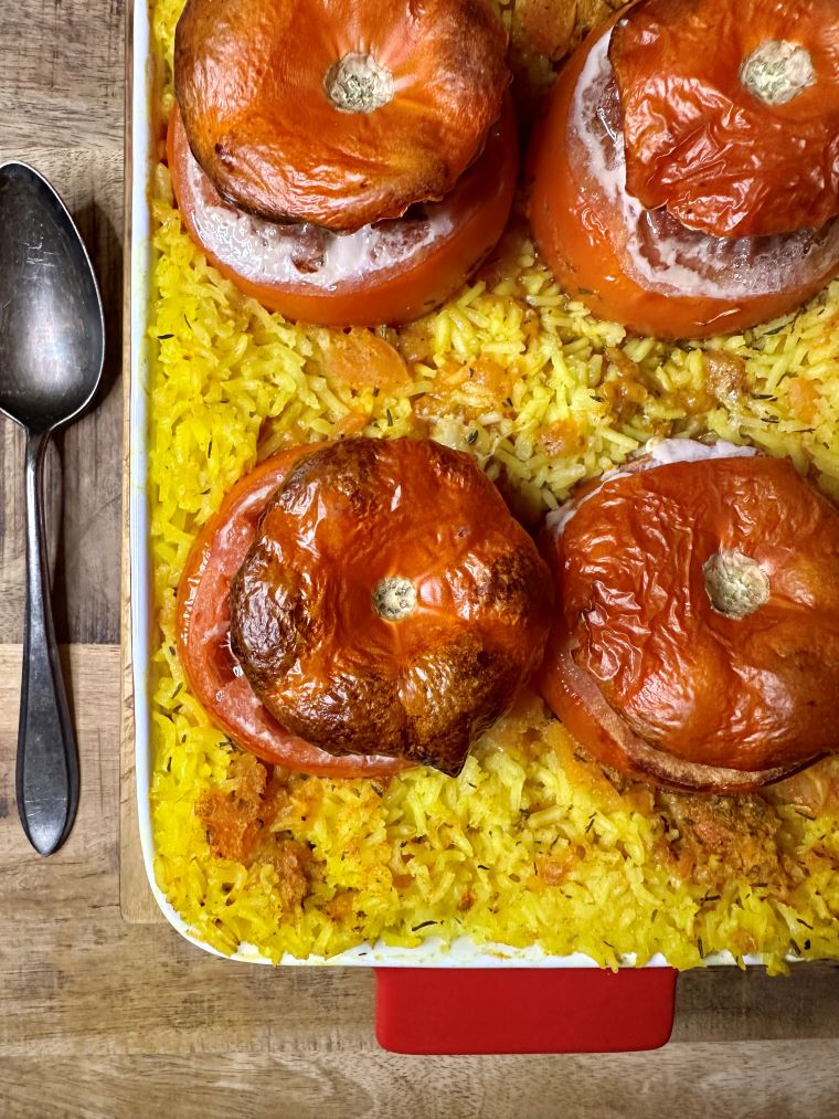 Tomates farcies cuites au four avec le riz épicé au curry et curcuma