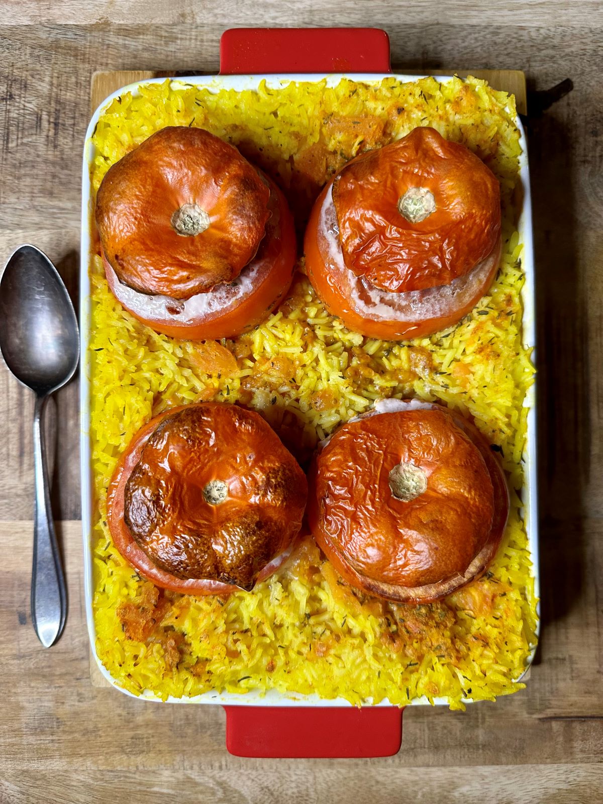 Tomates farcies avec un riz épicé cuit au four