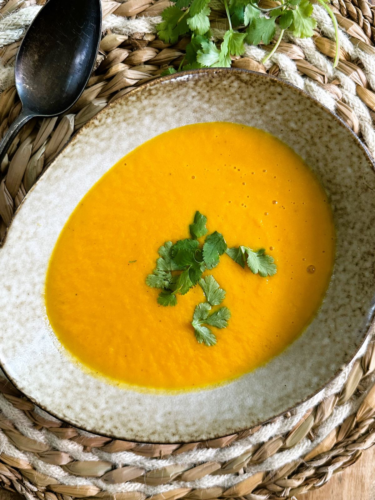 Velouté de carottes au curry avec du lait de coco