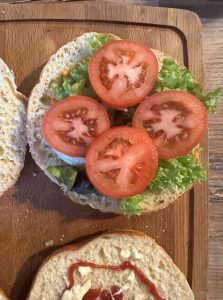 Poser la salade et les tomates