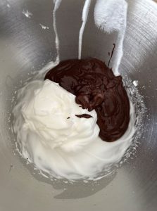 Verser la ganache sur les blancs en neige