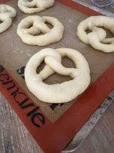 Bretzels pochés au bicarbonate