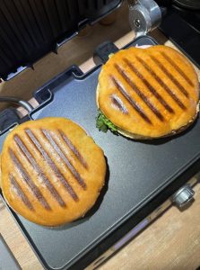 Agoulou à l'appareil à panini