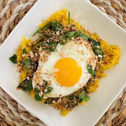 Riz au curcuma, curry d'épinards, noix de cajou et coco, oeuf au plat