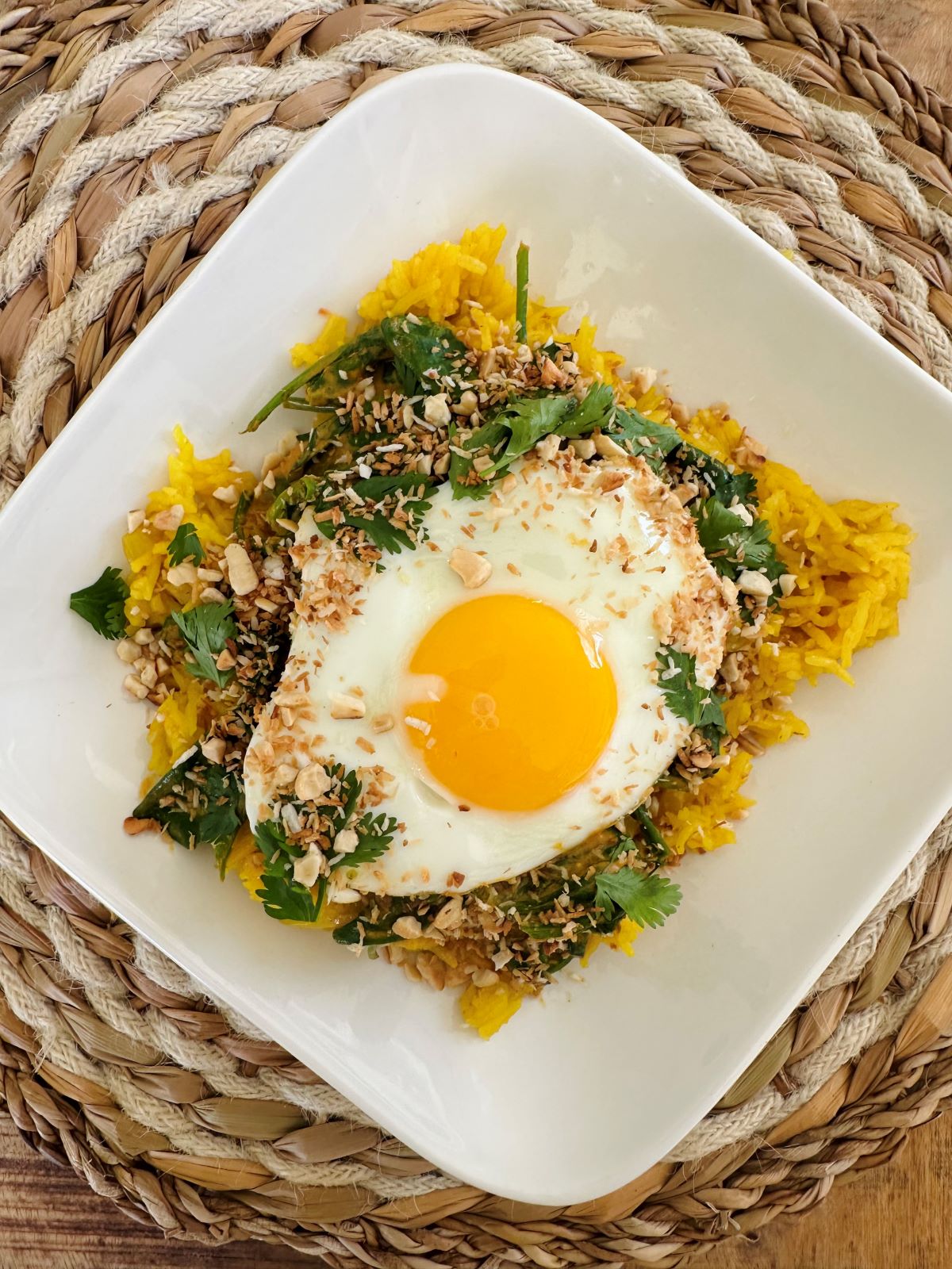 Riz au curcuma, curry d'épinards, noix de cajou et coco, oeuf au plat