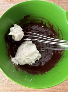 Ganahce au chocolat noir et blanc en neige