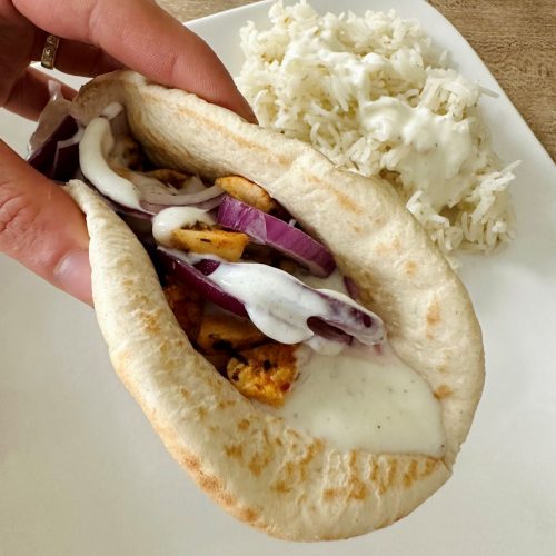 Gyros-pita de dinde à la sauce yaourt express avec un riz gomasio