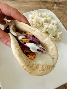 Gyros-pita à la dinde, sauce yaourt et oignon rouge