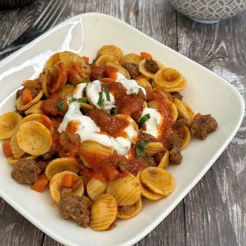 Pâtes au boeuf haché épicé avec sauce yaourt et sauce tomate au beurre épicé