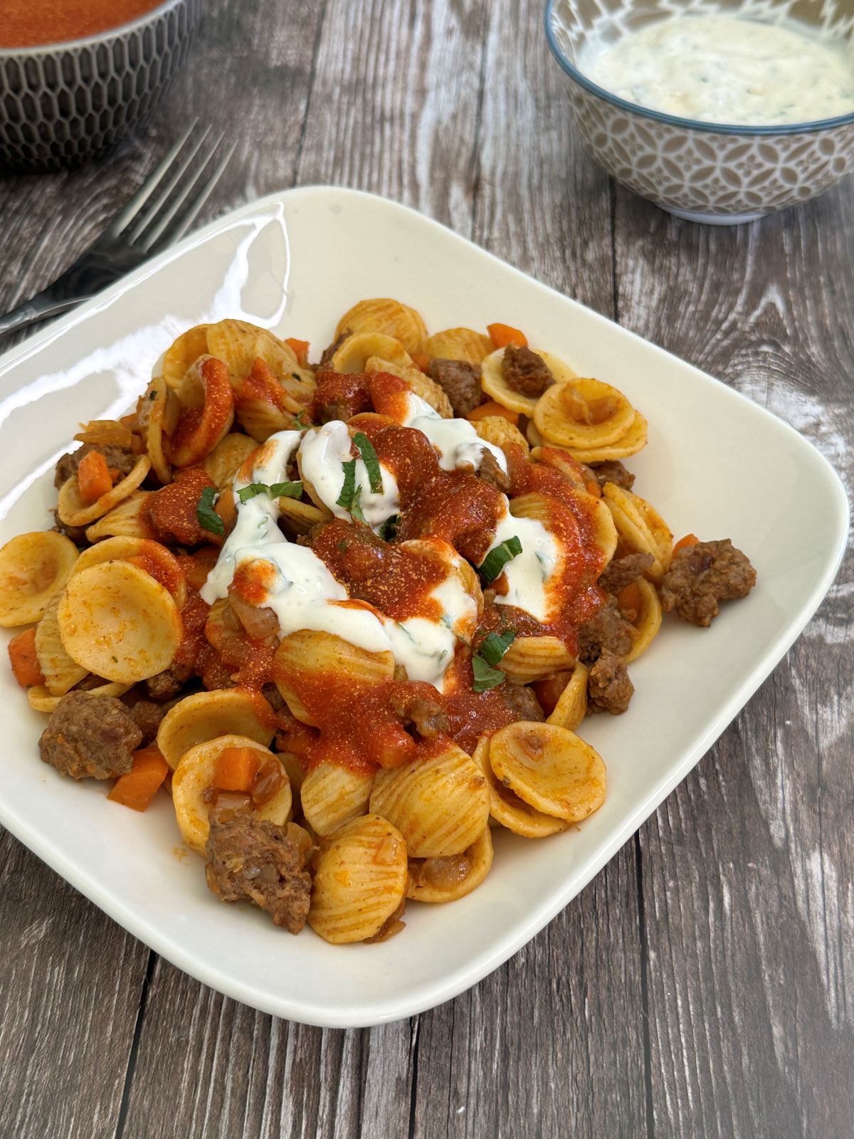 Pâtes au boeuf haché épicé avec sauce yaourt et sauce tomate au beurre épicé