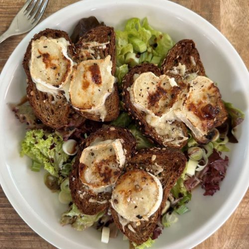 Tartines de chèvre chaud et miel avec salade