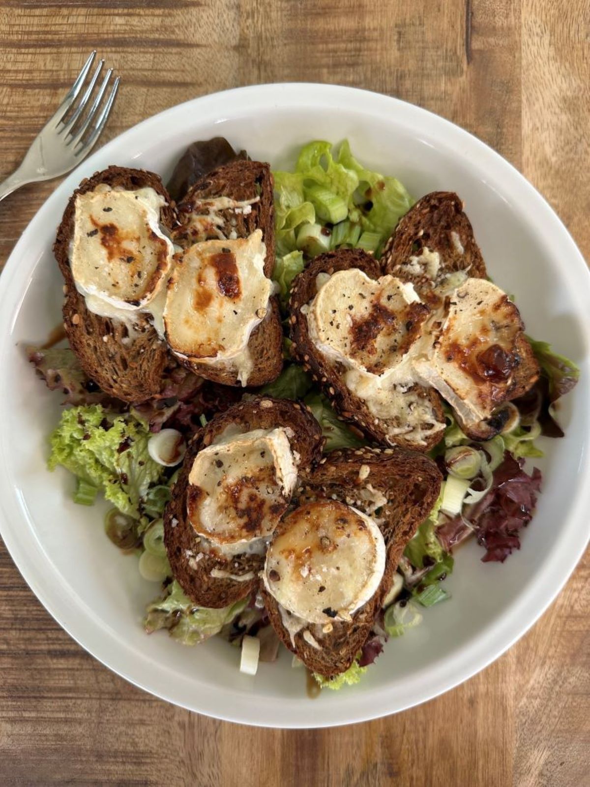 Tartines de chèvre chaud et miel avec salade