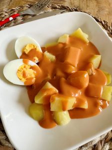 Oeuf dur, sauce aurore, pommes de terre vapeur