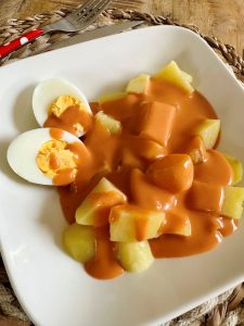 Oeuf dur, sauce aurore, pommes de terre vapeur