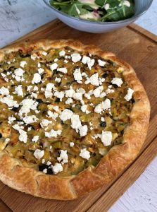 Tarte feuilletée à l'ail des ours, poireaux et fromage à la grecque