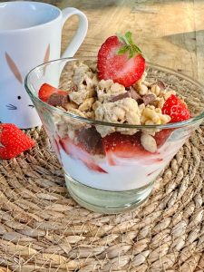 fromage blanc, fraises, granola