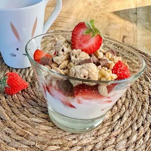 Verrine fromage blanc, fraises et kellogg's extra