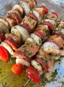 Brochettes poisson, fruits de mer et chorizo