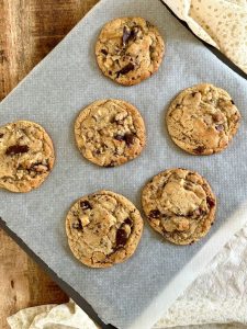 Laisser refroidir les cookies sur la plaque pendant 15 minutes