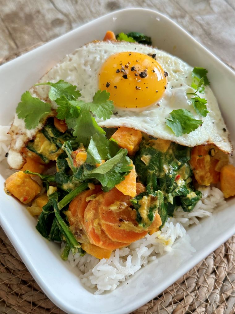 Curry indien à la patate couce, carotte, épinards, avec du riz et un oeuf au plat