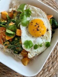 Curry indien végétarien avec un oeuf au plat