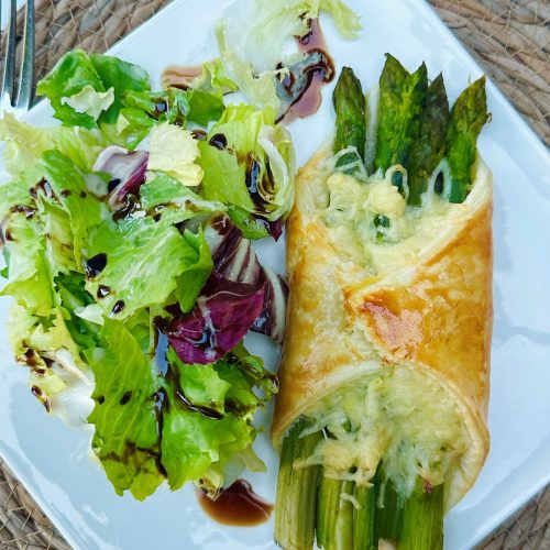 Feuilleté aux asperges vertes, fromage et saumon fumé