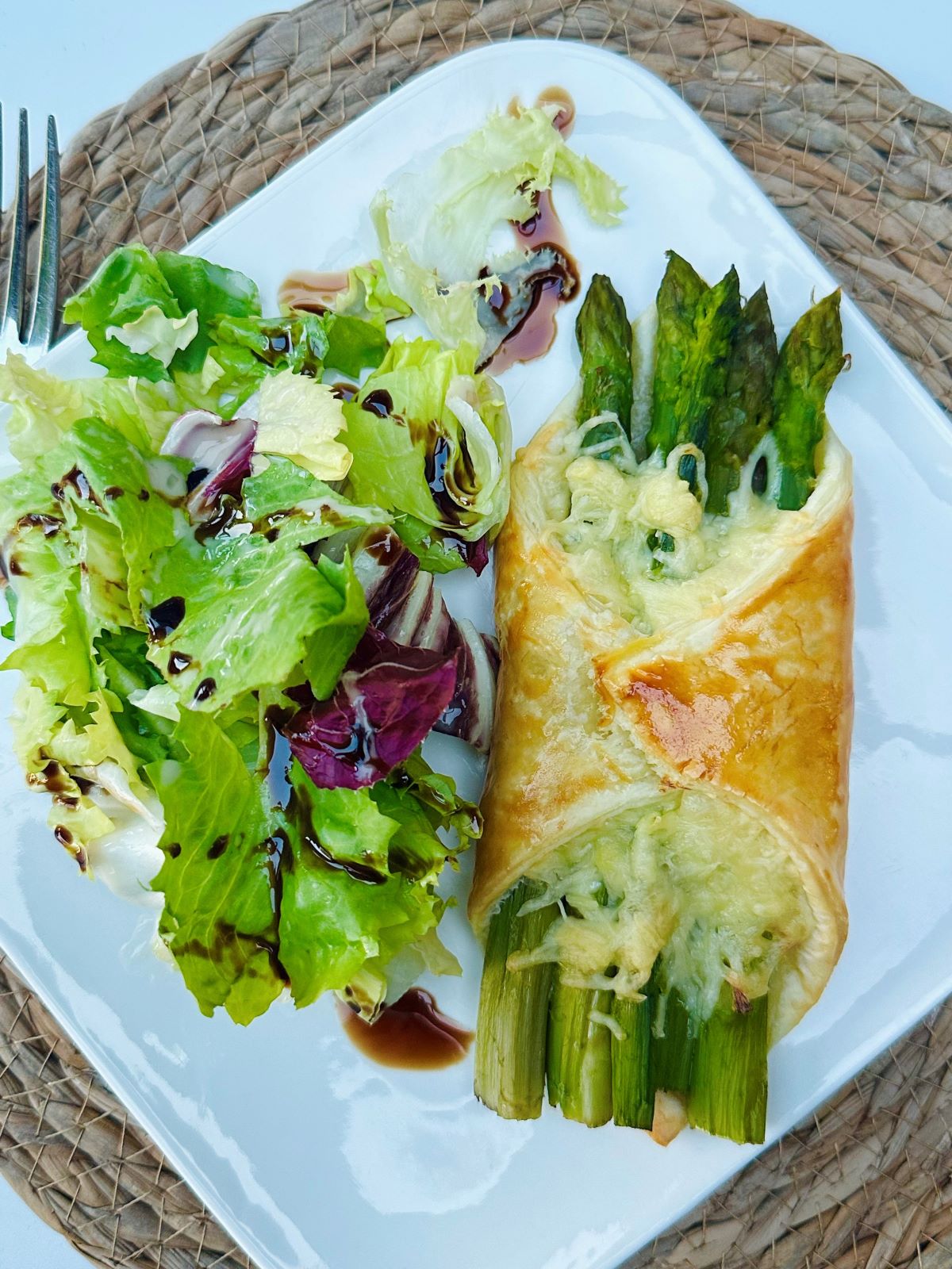 Feuilleté aux asperges vertes, fromage et saumon fumé