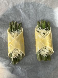 Pâte feuilletée, fromage, asperges vertes, saumon fumé