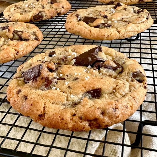 Gros cookies américains moelleux au chocolat et fleur de sel