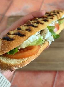 Panini maison au chèvre, miel, tomate et salade