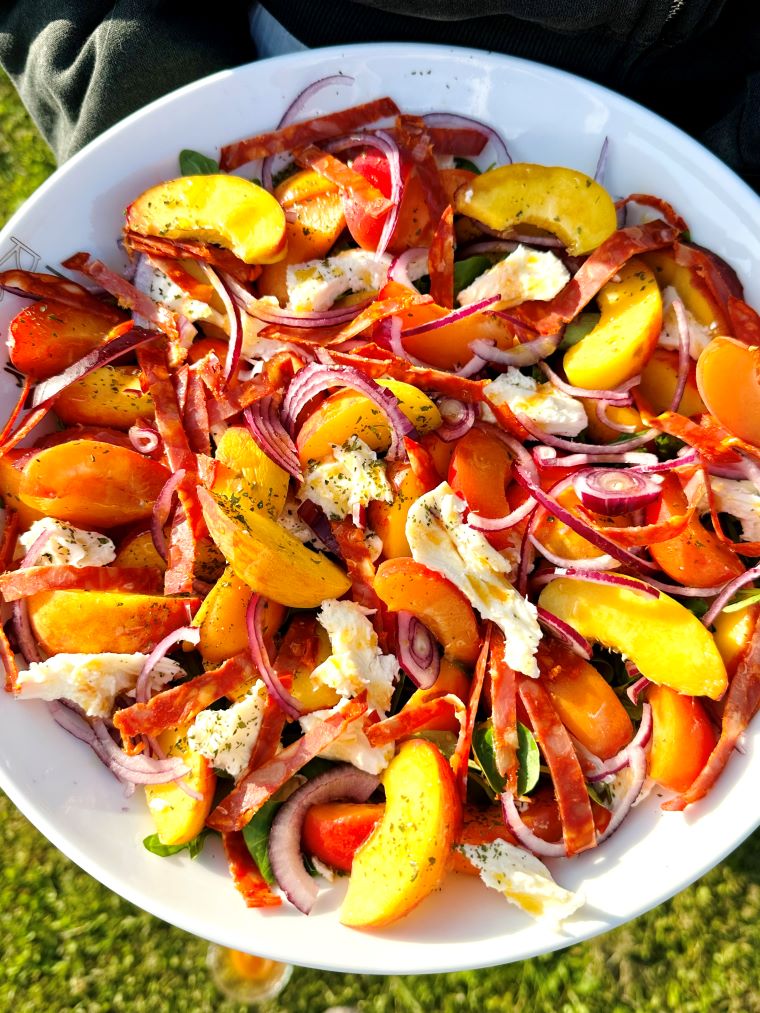 Salade de pêches, abricots, mozzarella et chorizo