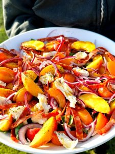 Salade de pêches, abricots, mozzarella et chorizo