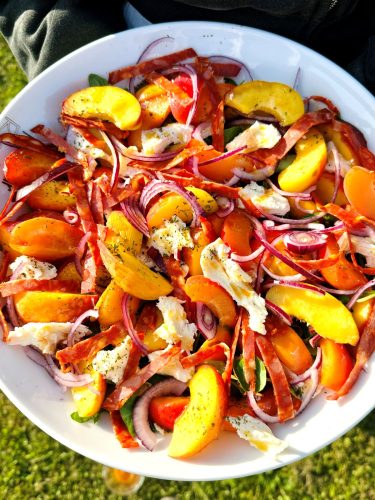 Salade de pêches, abricots et mozzarella