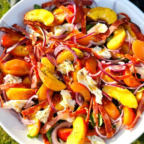 Salade de pêches, abricots, mozzarella et chorizo