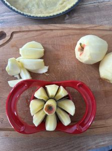 Couper les pommes avec découpe-pomme