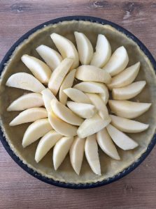 Disposer les pommes sur la pâte