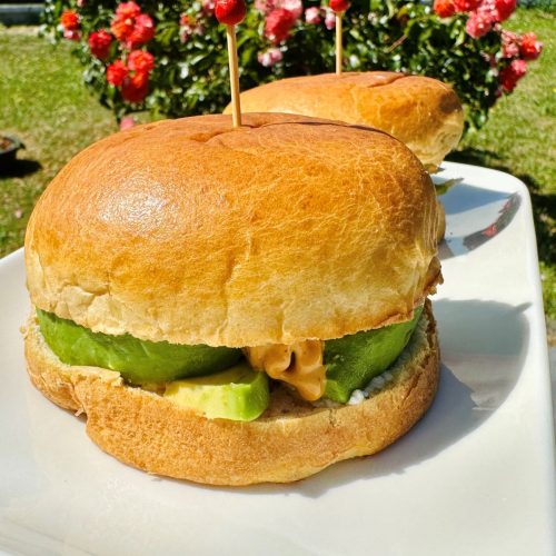 Burger à l'avocat, citron, fromage frais et sauce épicée