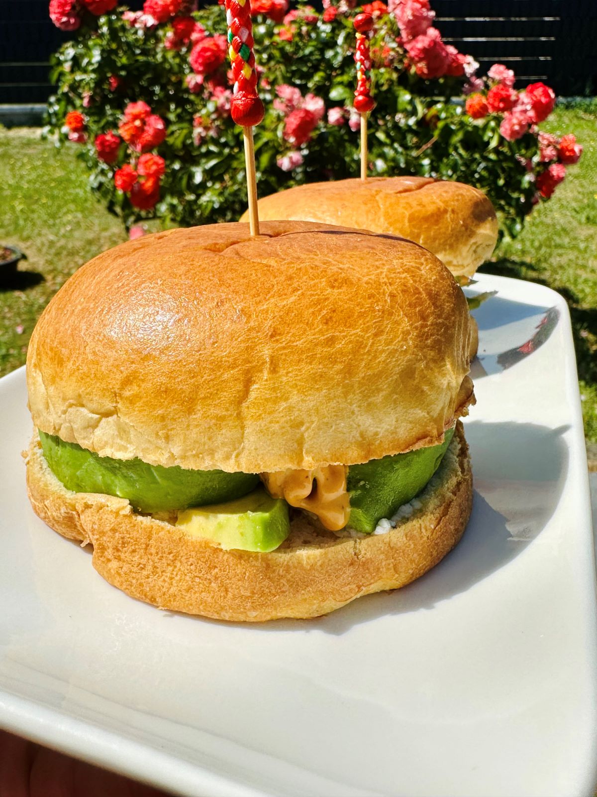 Burger à l'avocat, citron, fromage frais et sauce épicée