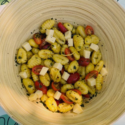 Salade de gnocchi, tomates, fromage