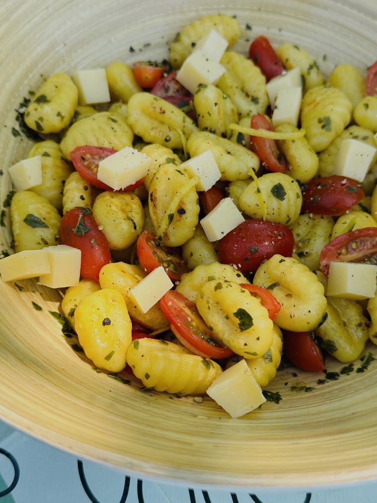 Salade de gnocchi, tomate, fromage