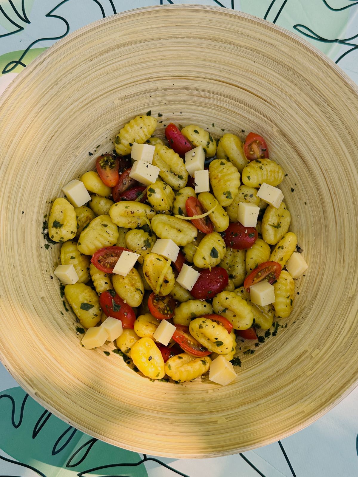 Salade de gnocchi, tomates, fromage